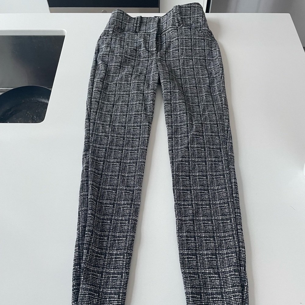 Salt and pepper, skinny pants. Size small, stretchy and comfortable.
